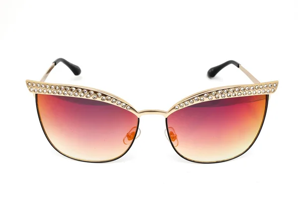 Beyaz arkaplanda güneş gözlüğü