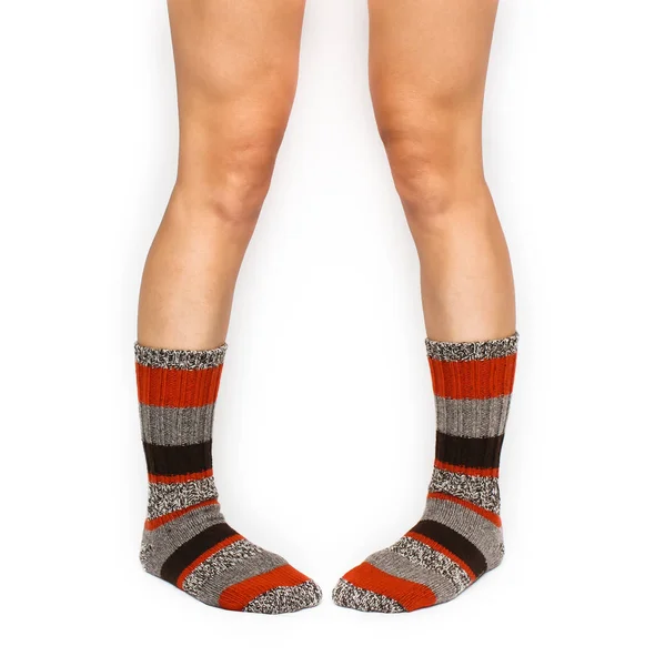 Sıcak çoraplı kadın ayakları