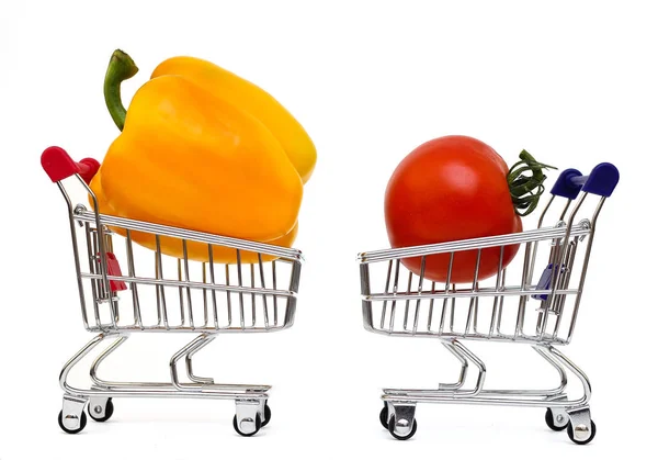 トマト コショウ 白い背景の上ショッピングカート — ストック写真