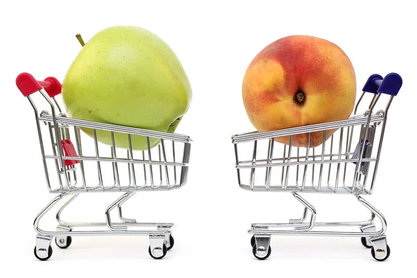 Şeftali ve beyaz arka plan üzerinde Apple alışveriş sepeti