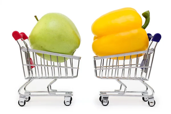 リンゴ 白い背景の上ショッピングカートでコショウ — ストック写真