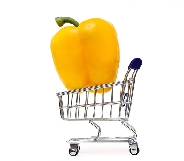 Beyaz arka plan üzerinde alışveriş sepetindeki biber