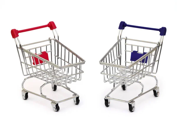 Beyaz arka planda alışveriş arabası