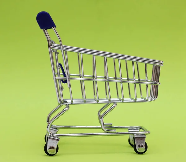 Renk arka plan üzerinde alışveriş sepeti