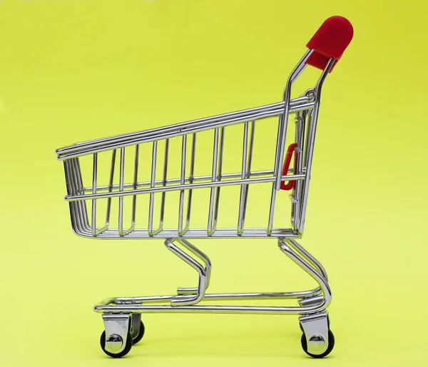 色の背景上のショッピングカート — ストック写真