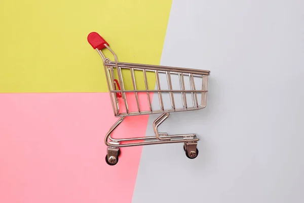 Self-Servis süpermarket tam alışveriş arabası sepeti renkli arka plan üzerinde