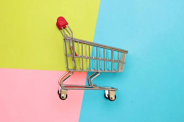 Супермаркет Самообслуживания Полная Корзина Тележки Красочном Фоне — стоковое фото