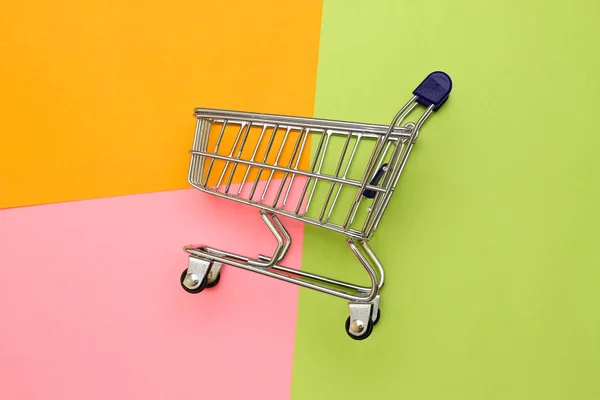 Self-Servis süpermarket tam alışveriş arabası sepeti renkli arka plan üzerinde