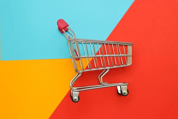 Self-Servis süpermarket tam alışveriş arabası sepeti renkli arka plan üzerinde