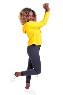 Stüdyo çekim silah kaldırdı ile çok mutlu bir Afrika kadın