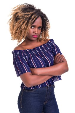 güzel genç Afrikalı kadın beyaz arka plan üzerinde izole poz