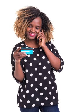 Kredi kartını, beyaz arka plan üzerinde izole kullanarak telefon güzel Afrika kadın