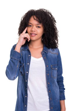 güzel genç Afrikalı kadın üzerinde beyaz izole poz