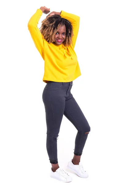Studio Skott Mycket Glad Afrikansk Kvinna Med Höjde Armarna — Stockfoto
