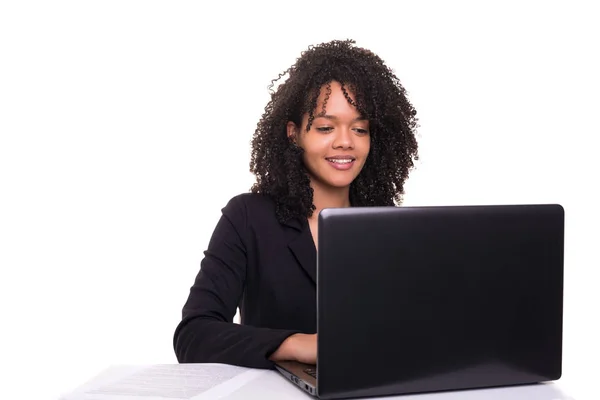 年轻的非洲企业妇女工作与膝上型电脑 隔绝在白色 — 图库照片