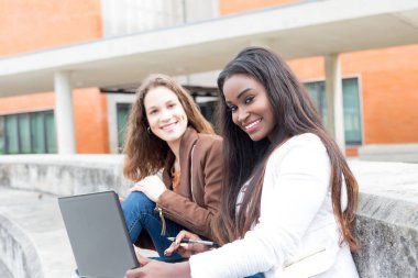 Grup çok etnik genç öğrenciler Üniversitesi Kampüsü