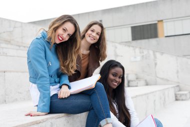 Grup çok etnik genç öğrenciler Üniversitesi Kampüsü