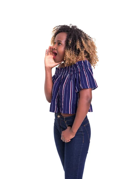 Mujer Africana Muy Feliz Gritándole Alguien Aislada Sobre Fondo Blanco — Foto de Stock