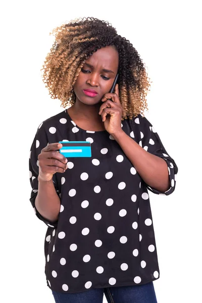 Mulher Africana Bonita Telefone Usando Seu Cartão Crédito Isolado Sobre — Fotografia de Stock