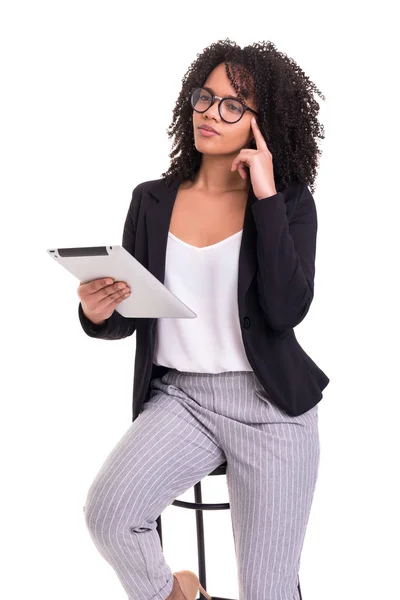 年轻的非洲企业妇女工作与膝上型电脑 隔绝在白色 — 图库照片