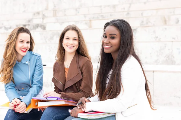 Groep Multi Etnische Jonge Studenten Campus Van Universiteit — Stockfoto