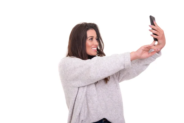 Feliz Joven Mujer Tomando Fotografía Autorretrato Través Del Teléfono Inteligente — Foto de Stock