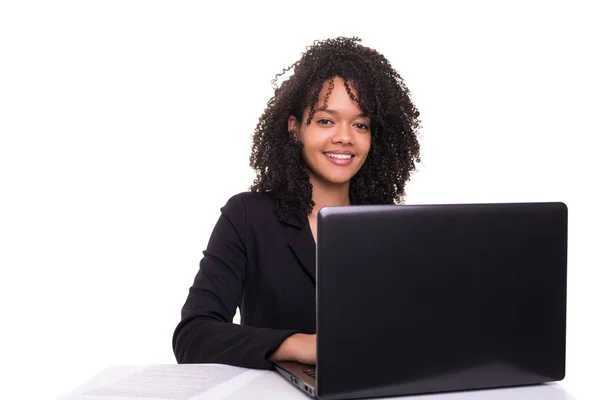 Jonge Afrikaanse Zakenvrouw Werken Met Een Laptop Geïsoleerd Wit — Stockfoto