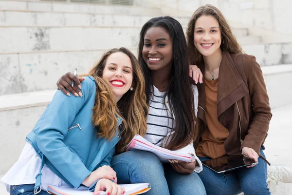 Groep Multi Etnische Jonge Studenten Campus Van Universiteit — Stockfoto