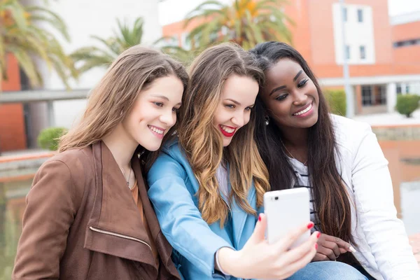 Grup çok etnik genç öğrenciler Üniversitesi Kampüsü