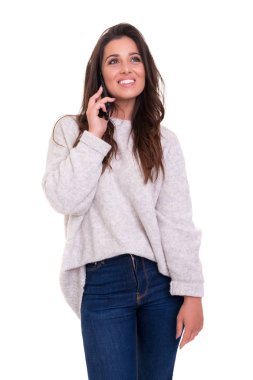 Beyaz arka plan üzerinde izole smartphone kullanan genç kadın