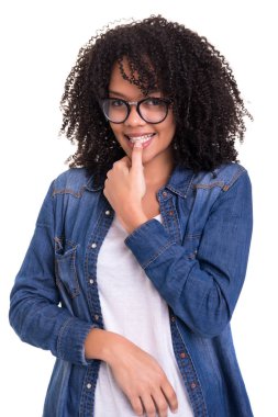 Beyaz arka plan üzerinde izole poz genç Afrikalı kadın