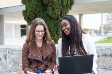İki genç öğrencilerin üniversite kampüsünde eğitim