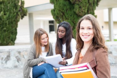 Grup çok etnik genç öğrencilerin üniversite kampüsünde eğitim