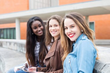Grup çok etnik genç öğrenciler Üniversitesi Kampüsü