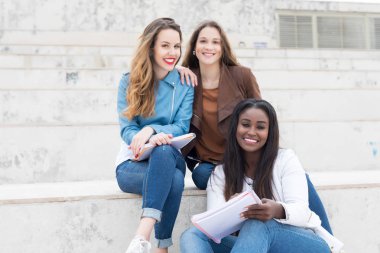 Grup çok etnik genç öğrenciler Üniversitesi Kampüsü