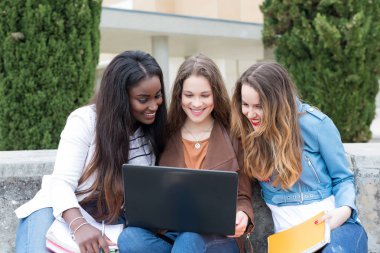 Grup çok etnik genç öğrenciler Üniversitesi Kampüsü