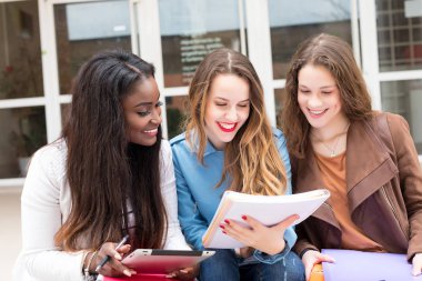 Grup çok etnik genç öğrenciler Üniversitesi Kampüsü