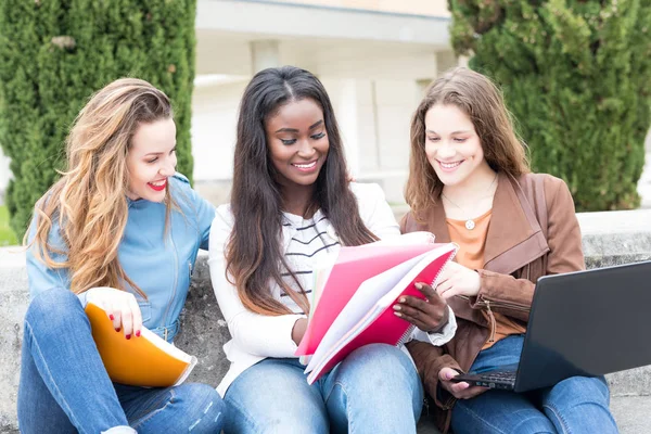 Groupe Multi Ethnique Jeunes Étudiants Sur Campus Universitaire — Photo