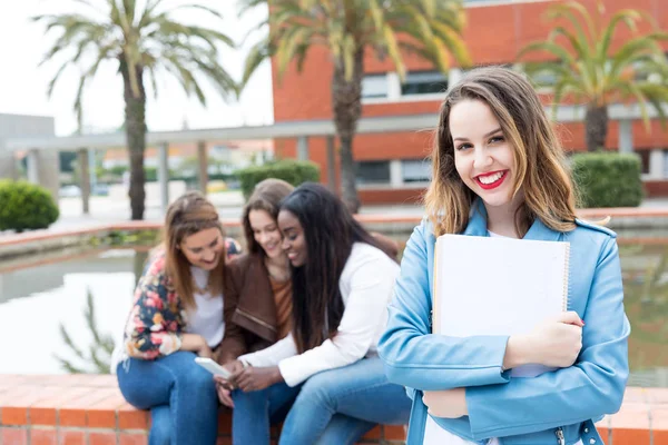 Studente Sorridente Posa Con Libri Nel Campus Universitario — Foto Stock