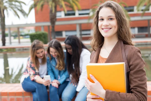 Uśmiechający Się Student Pozowanie Książek Kampusie Uniwersytetu — Zdjęcie stockowe