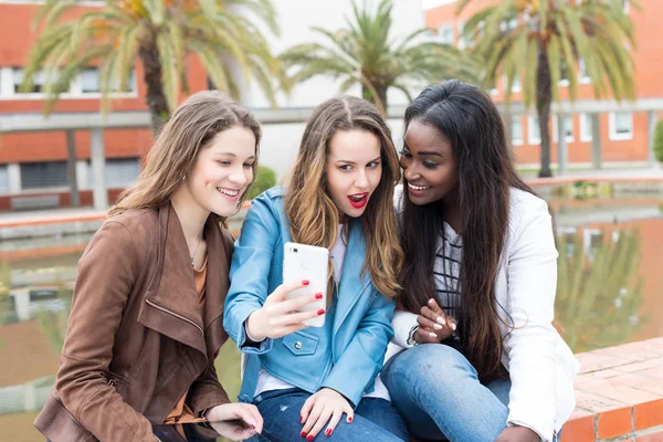 大学のキャンパスで Selfie を取ってグループ多民族若い学生 — ストック写真