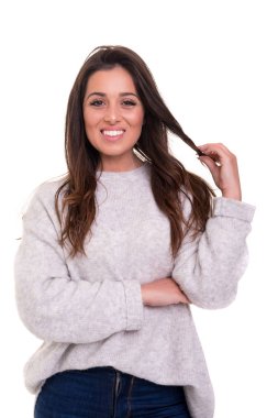 Beyaz arka plan üzerinde genç casual kadın stüdyo çekim