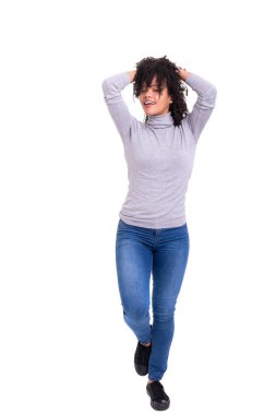 Afrikalı kadın beyaz arka plan üzerinde poz