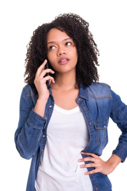 Genç Afrikalı kadın smartphone üzerinde beyaz arka plan üzerinde söz