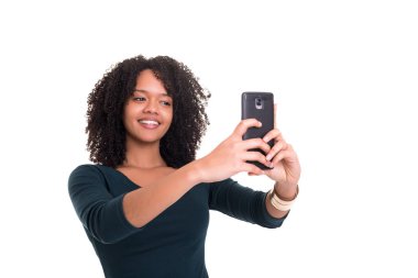 Beyaz arka plan üzerinde izole smartphone kullanan genç kadın