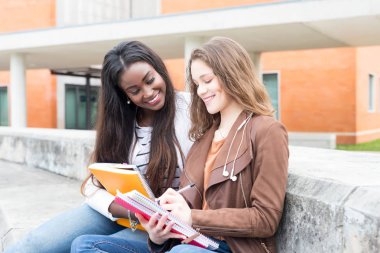 İki genç öğrencilerin üniversite kampüsünde eğitim