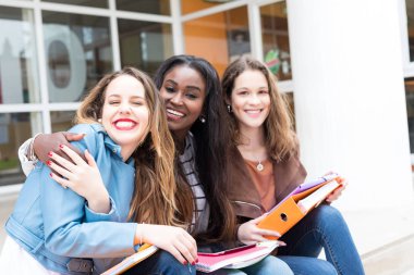 Grup çok etnik genç öğrenciler Üniversitesi Kampüsü