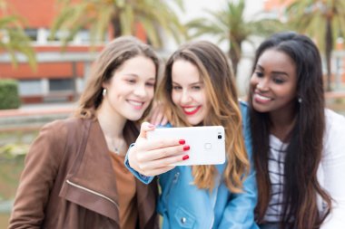 Selfie Üniversitesi kampüsünde yapım grubu çok etnik genç öğrenciler