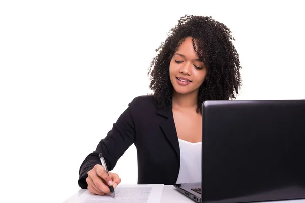 Junge Afrikanische Geschäftsfrau Arbeitet Laptop Auf Weißem Hintergrund — Stockfoto