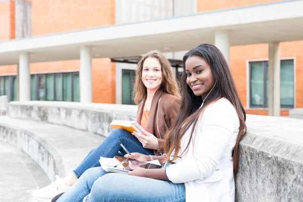 Δύο Νέοι Φοιτητές Που Σπουδάζουν Στην Πανεπιστημιούπολη — Φωτογραφία Αρχείου